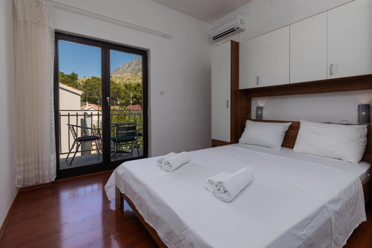 Apartments And Rooms By The Sea Lokva Rogoznica, Omis - 2973 Екстер'єр фото